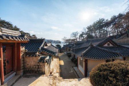 Dosan Seowon ist eine berühmte historische konfuzianische Akademie in Andong, Korea. Im Winter aufgenommen.