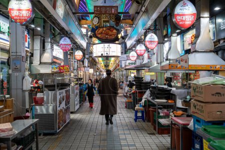 Téléchargez les photos : Andong marché allée jjimdak avec divers restaurants à proximité. Prise à Andong, Corée du Sud - en image libre de droit