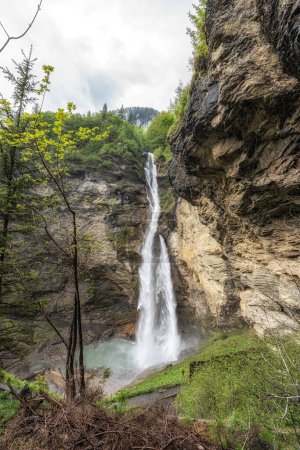 La vista de la cascada de Reichenbach Falls. Famosa cascada en la región bernesa de Suiza.