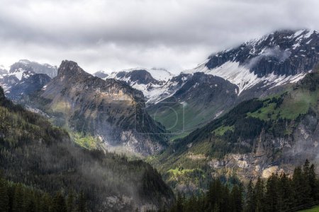 Varios Alpes berneses vistas a la montaña a lo largo de la ruta de senderismo lago Oeschinensee. Tomado en Kanderstag, Suiza