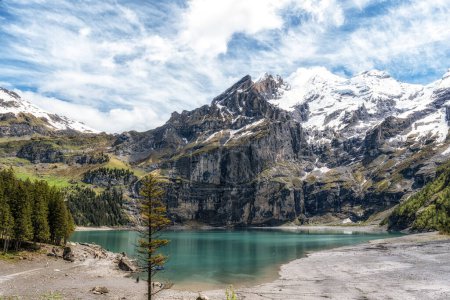 Vue sur le lac Oeschinenee et la vallée de l'Oeschinen entre les sommets des Alpes bernoises. Attractions touristiques célèbres en Suisse