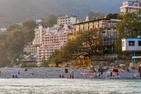 Téléchargez les photos : Rishikesh, Uttarakhand - 27.03.2023 : ville de yoga en Inde, Gange River Ganga Ram Jhoola Jula paysage. Capitale mondiale du yoga. Photo de haute qualité - en image libre de droit