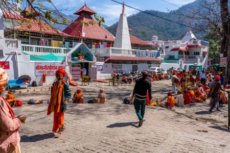 Foto de Rishikesh, India - 29.03.2023: Peregrinos hindúes cerca de un templo en Rishikesh, Uttarakhand. .. Foto de alta calidad - Imagen libre de derechos