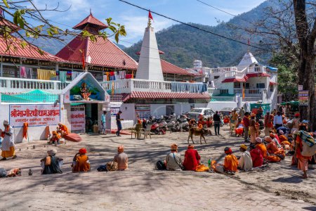 Téléchargez les photos : Rishikesh, Inde - 29.03.2023 : pèlerins hindous près d'un temple à Rishikesh, Uttarakhand. . Photo de haute qualité - en image libre de droit