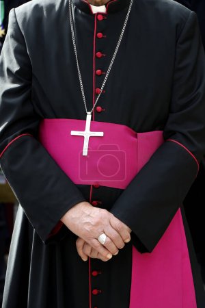 Retrato frontal de una sotana de obispos católicos