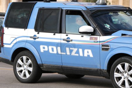 Téléchargez les photos : Côté d'une voiture Land Rover Discovery de la police italienne. Tarente, Pouilles, Italie. Photo de haute qualité - en image libre de droit