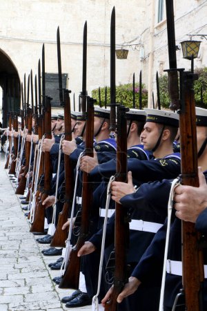 Foto de Suboficiales de la Armada Italiana alineados con mosquete. Taranto, Puglia, Italia. Foto de alta calidad - Imagen libre de derechos