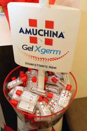 Téléchargez les photos : Gel désinfectant pour les mains Amuchina dans une pharmacie italienne. Photo de haute qualité - en image libre de droit