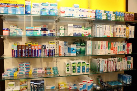 Foto de Productos de higiene bucal, cepillos de dientes, pastas dentales, enjuagues bucales para la venta en una farmacia italiana. Foto de alta calidad - Imagen libre de derechos