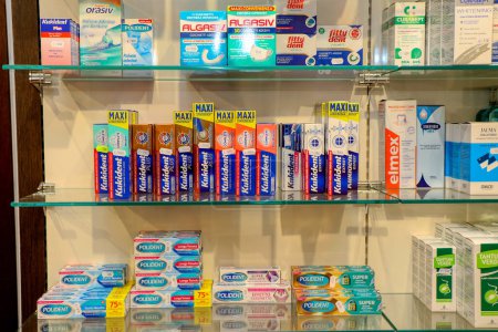 Foto de Productos de higiene bucal, cepillos de dientes, pastas dentales, enjuagues bucales para la venta en una farmacia italiana. Foto de alta calidad - Imagen libre de derechos