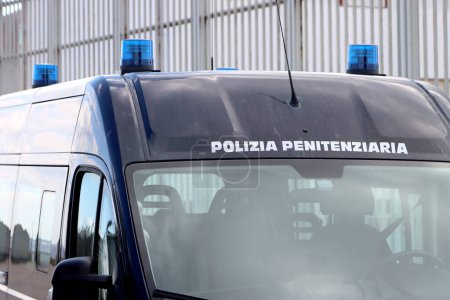 Téléchargez les photos : Cellulare, fourgon utilisé par la police pénitentiaire italienne pour le transport des prisonniers. Photo de haute qualité - en image libre de droit