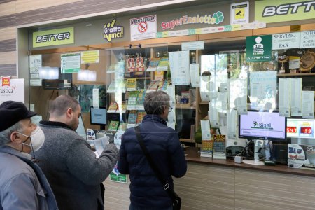 Foto de Gente haciendo cola en una tienda de apuestas para jugar boletos de SuperEnalotto, la lotería italiana. Foto de alta calidad - Imagen libre de derechos