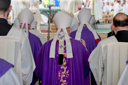 Téléchargez les photos : Évêques en procession à l'autel de l'église pour célébrer la messe. Photo de haute qualité - en image libre de droit