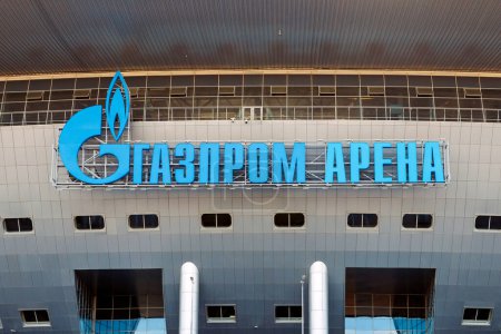 Foto de San Petersburgo, Rusia - 05.28.2022: letrero azul de Gazprom Arena en la fachada del estadio de fútbol en la isla de Krestovsky en San Petersburgo. Kisho Kurokawa arquitecto es autor del edificio Gazprom Arena - Imagen libre de derechos