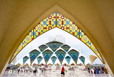 Téléchargez les photos : Bandung, Indonésie - 4 Nov 2023 : L'arche de la Grande Mosquée Al Jabbar, avec beaucoup de fidèles - en image libre de droit