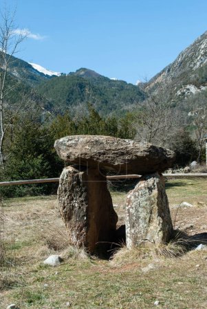 Téléchargez les photos : Découvrir un Dolmen dans les Pyrénées, Voyage à la Préhistoire - en image libre de droit