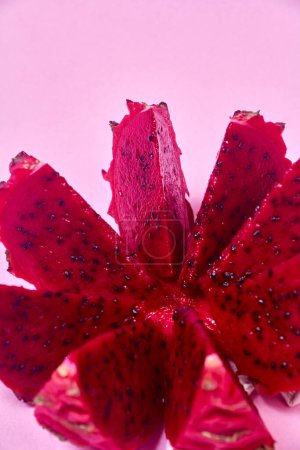 Téléchargez les photos : Fruits du dragon rouge Servir avec une portion appétissante Isolé sur fond rose. Vue du dessus, main - en image libre de droit