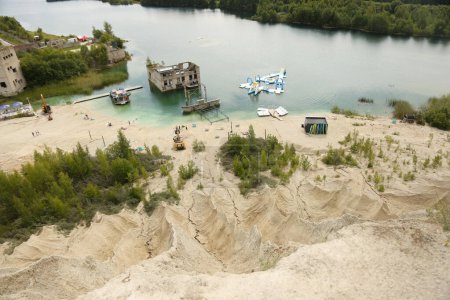 Foto de Colinas de arena de cantera con un estanque y prisión abandonada en Rummu, Estonia - Imagen libre de derechos