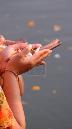Foto de La gente realiza Tarpan con motivo de Mahalaya en Calcuta - Imagen libre de derechos