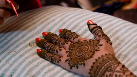Téléchargez les photos : Conception Mehndi à portée de main d'une mariée indienne. - en image libre de droit