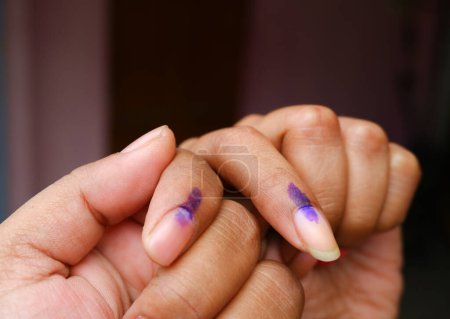 Tinta en el dedo post casting voto en indio.