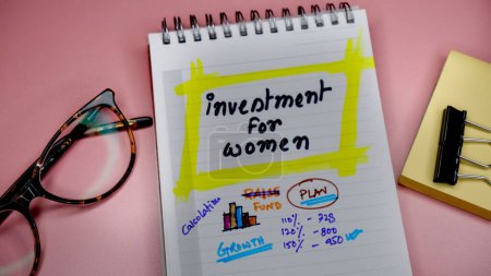 Concepto de inversión para mujeres escrito en bloc de notas.