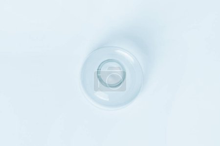 Téléchargez les photos : Flacon de laboratoire conique en verre bleu vide sur fond bleu. vue d'en haut. - en image libre de droit