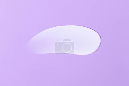 Foto de Mancha de primer plano de textura crema sobre un fondo púrpura - Imagen libre de derechos