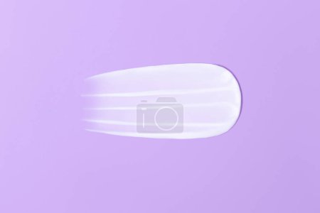 Foto de Mancha de primer plano de textura crema sobre un fondo púrpura - Imagen libre de derechos