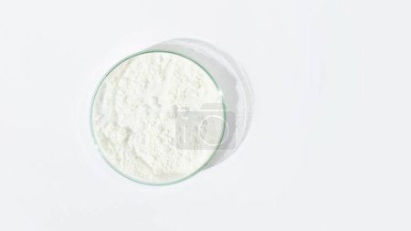 Foto de Polvo blanco en una placa Petri. Cocaína, cannabinoides, polvo medicinal, antibióticos. laboratorio, investigación. - Imagen libre de derechos