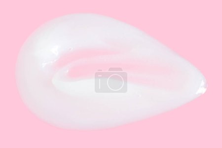 Foto de Una mancha de grasa. crema sobre un fondo rosa. - Imagen libre de derechos