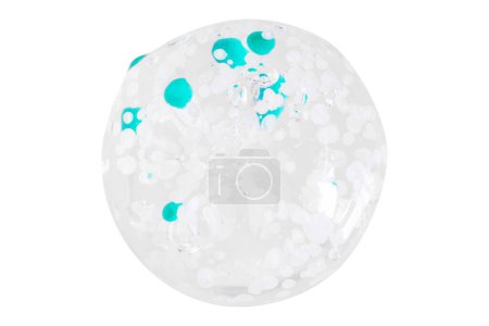 Téléchargez les photos : Frottis et gouttes de gel transparent avec des granules bleus. Sur fond blanc. - en image libre de droit