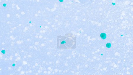Téléchargez les photos : Gel transparent enduit de granules bleus. Sur fond bleu. - en image libre de droit