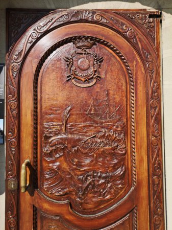 Téléchargez les photos : Porte en bois sculpté avec des motifs marins dans l'aquarium Donostia, - en image libre de droit