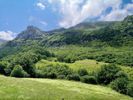 Téléchargez les photos : Photographie promotionnelle de la vallée du lac de Somiedo, Asturies, Espagne, une zone de beauté singulière, d'intérêt touristique et de nature bien préservée, - en image libre de droit