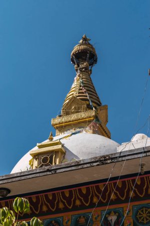 Foto de Estupa budista para la oración diaria en el corazón de la ciudad de Katmandú - Imagen libre de derechos
