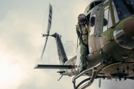 Des hélicoptères de l'armée avec des pilotes courageux sont prêts à entrer en action. L'armée aide les civils lors de catastrophes naturelles.