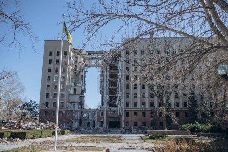 Téléchargez les photos : Mykolaiv, Ukraine - 11 mars 2023 : La Russie frappe le bâtiment de l'Administration régionale de l'État de Mykolaiv avec un missile de croisière. Guerre en Ukraine. 37 personnes ont perdu la vie lorsqu'elle a été frappée par les forces russes - en image libre de droit
