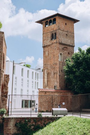 Foto de Milán, Italia - 13 de mayo de 2023: Torre dei Gorani es una torre del siglo XI que queda del arruinado Palazzo Gorani. El edificio estaba en la calle del mismo nombre y fue completamente destruido por los bombardeos. - Imagen libre de derechos