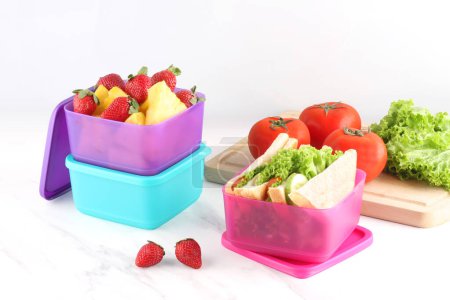 Téléchargez les photos : Boîte à lunch colorée avec fond blanc - en image libre de droit