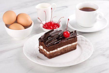Stillleben von Schokoladenkuchen mit weißem verschwommenem Hintergrund