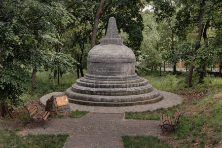 Téléchargez les photos : Stupa bouddhiste. Stupa bouddhiste dans la forêt. Structures commémoratives sacrées du bouddhisme. Dépôts de reliques bouddhistes, utilisés comme lieu de méditation. - en image libre de droit