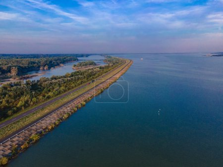 Foto de Vista aérea sobre el río Danubio cerca de Bratislava, Eslovaquia. La fotografía fue filmada desde un dron a una mayor altitud sobre el río en la mañana al amanecer. - Imagen libre de derechos