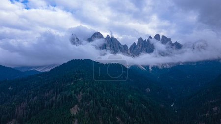 Téléchargez les photos : Vue aérienne des Dolomites italiennes à Sainte-Madeleine, un jour de pluie. La photographie a été prise à partir d'un drone à une altitude supérieure avec les belles Dolomites en arrière-plan. - en image libre de droit