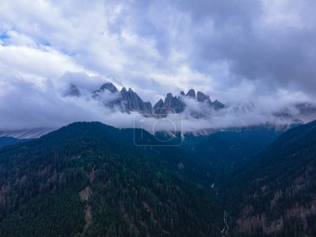 Téléchargez les photos : Vue aérienne des Dolomites italiennes à Sainte-Madeleine, un jour de pluie. La photographie a été prise à partir d'un drone à une altitude supérieure avec les belles Dolomites en arrière-plan. - en image libre de droit