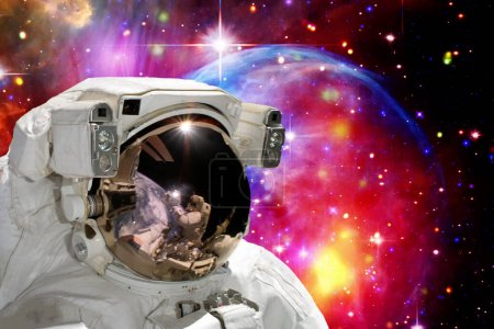 Foto de Astronauta contra el espacio profundo. Los elementos de esta imagen proporcionados por la NASA - Imagen libre de derechos