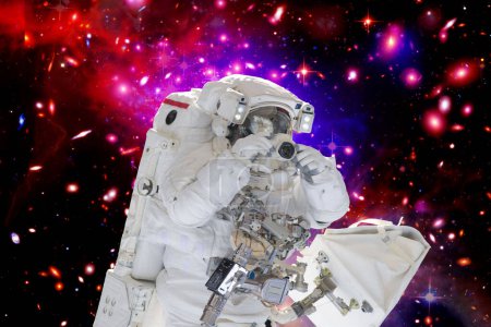 Foto de Astronauta contra el espacio profundo. Los elementos de esta imagen proporcionados por la NASA - Imagen libre de derechos