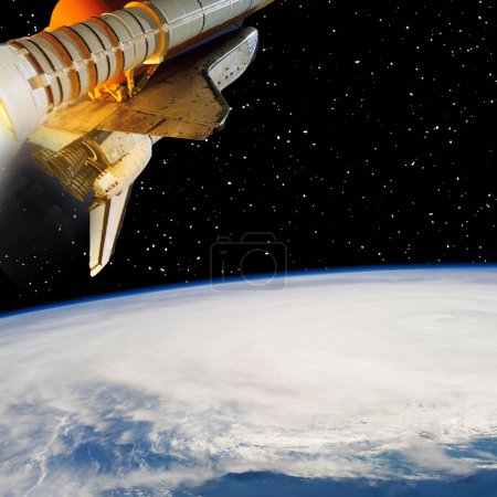 Foto de Cohete y la tierra. Estrellas. Concepto espacial. Los elementos de esta imagen proporcionados por la NASA - Imagen libre de derechos