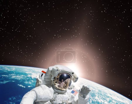 Téléchargez les photos : Planète terre et lever de soleil fascinant. Astronaute en toile de fond. Les éléments de cette image fournis par la NASA - en image libre de droit