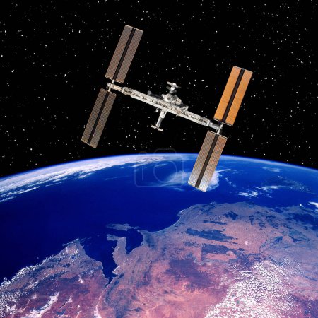 Téléchargez les photos : Station spatiale au-dessus de la terre. Les éléments de cette image fournis par la NASA - en image libre de droit
